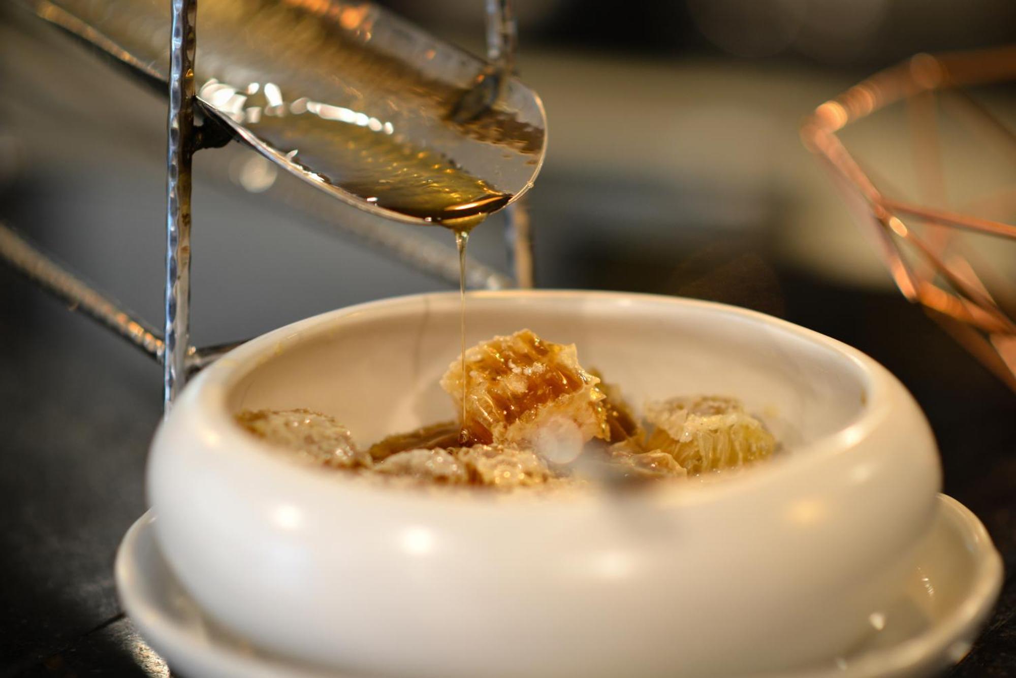 普拉纳科恩别墅酒店–罗莱夏朵 曼谷 外观 照片 Honeycomb being drizzled with honey