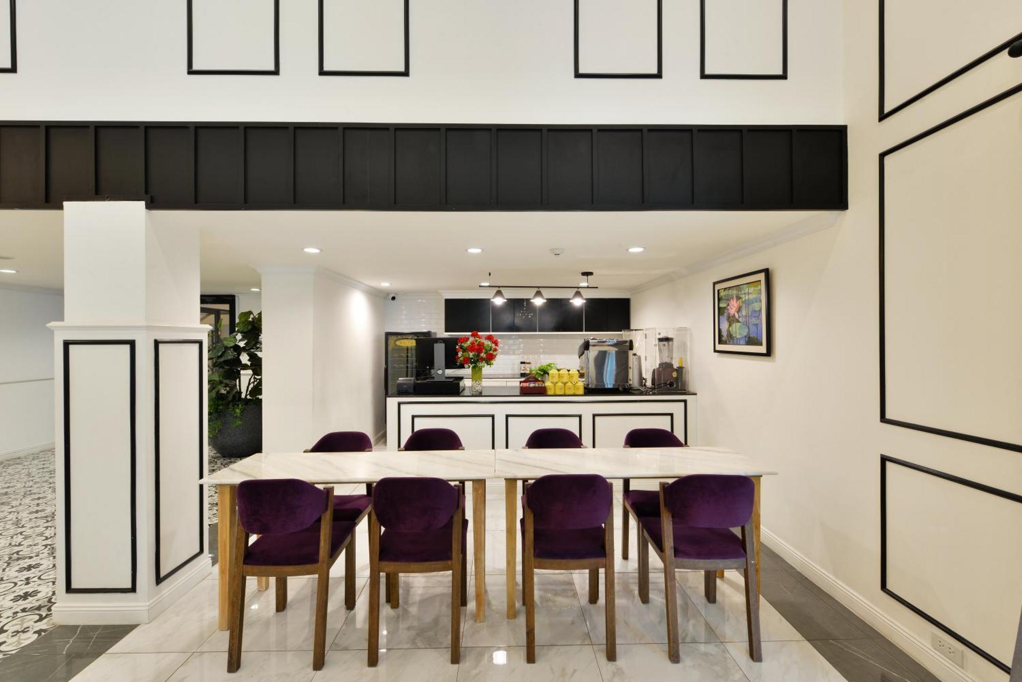 普拉纳科恩别墅酒店–罗莱夏朵 曼谷 外观 照片 The kitchen at the 10000-square-foot (930-square-metre) home