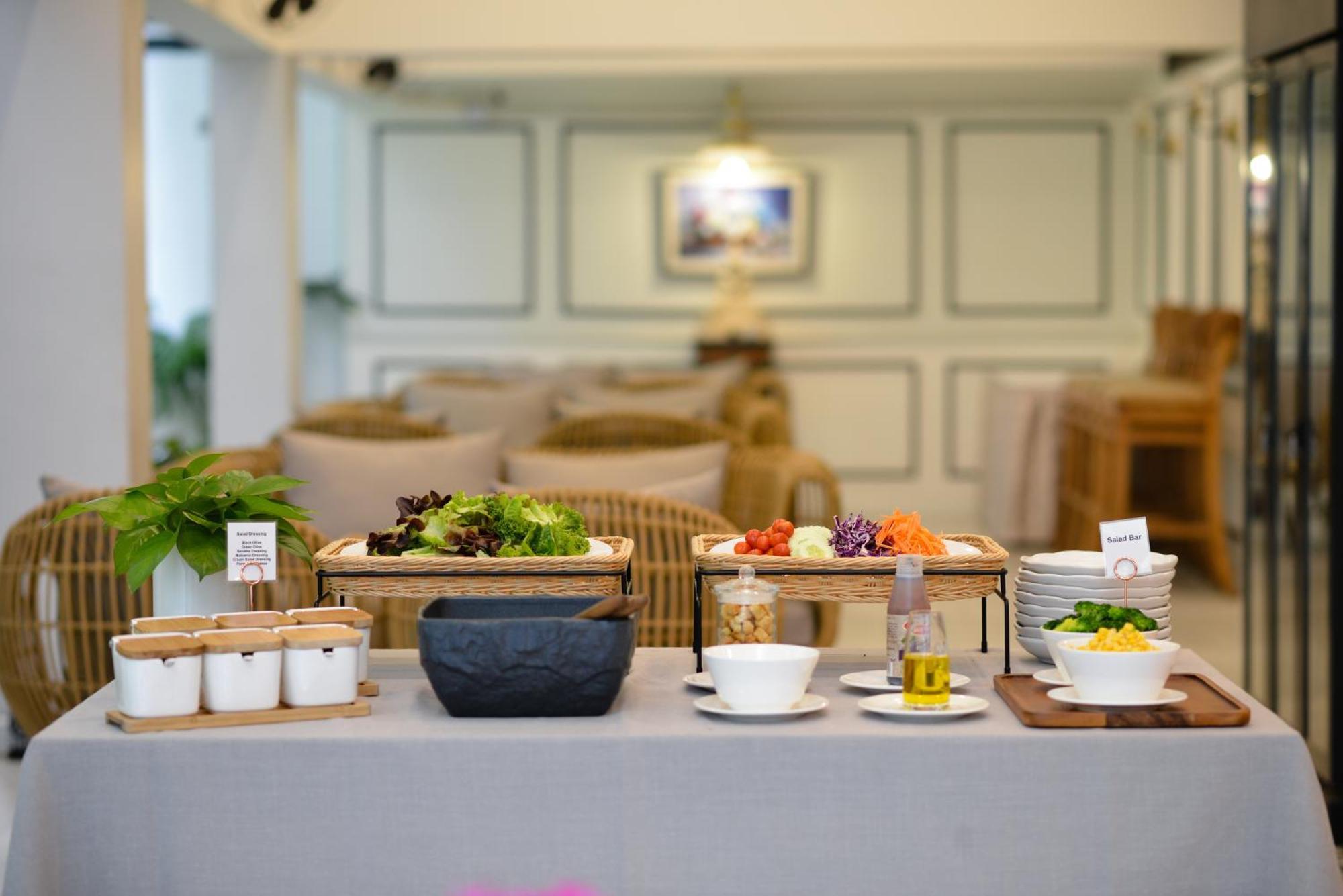 普拉纳科恩别墅酒店–罗莱夏朵 曼谷 外观 照片 A salad bar