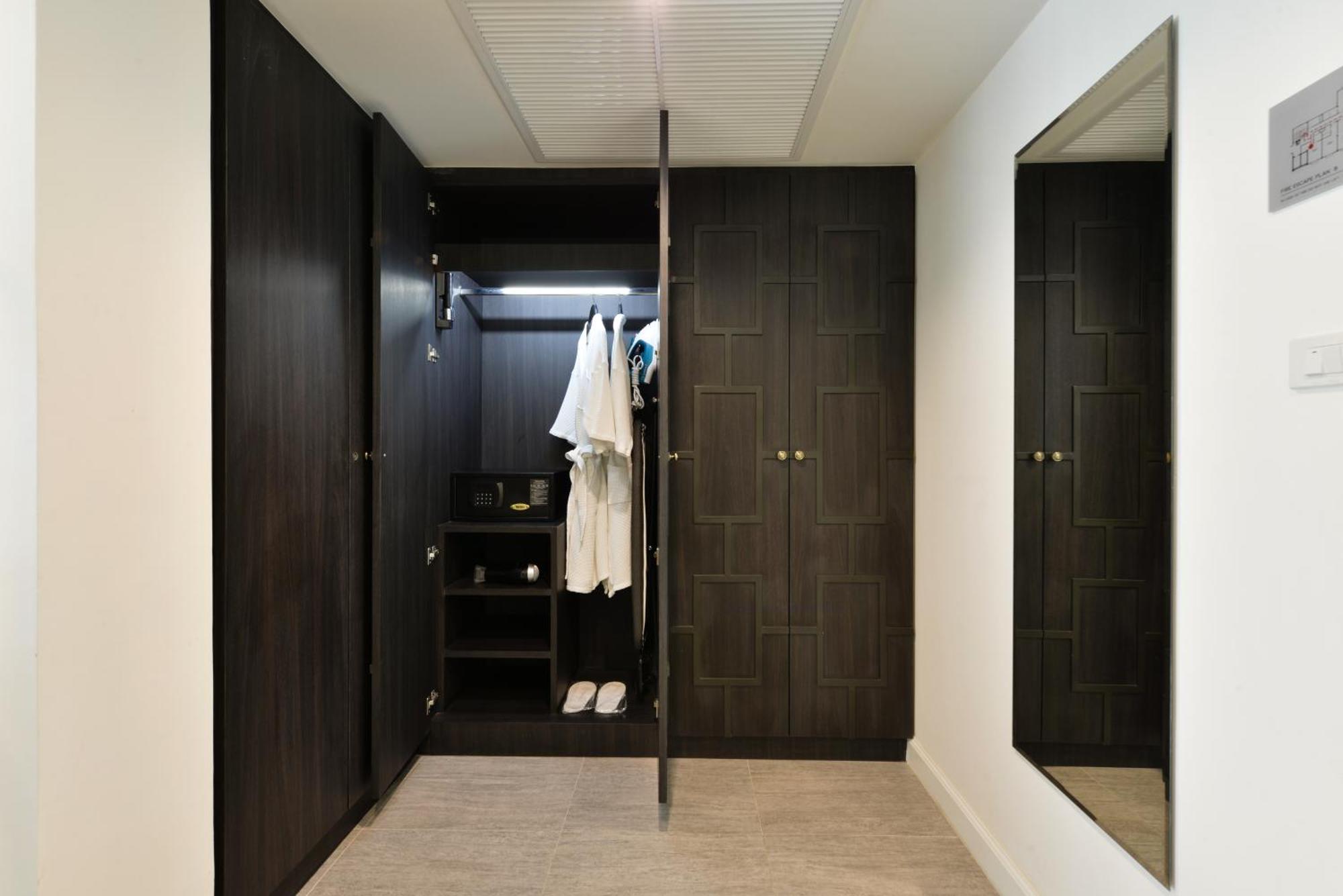 普拉纳科恩别墅酒店–罗莱夏朵 曼谷 外观 照片 A walk-in closet