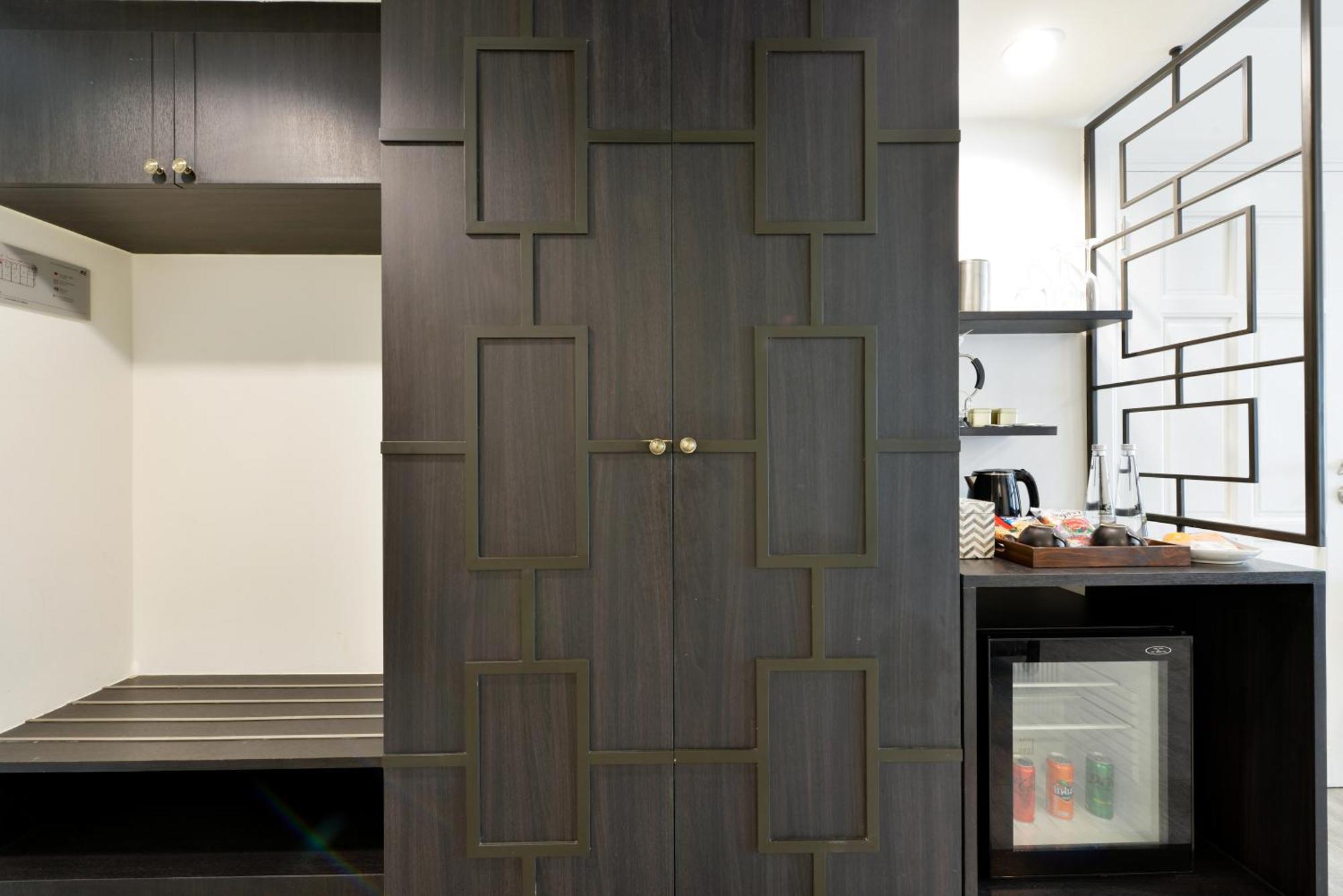 普拉纳科恩别墅酒店–罗莱夏朵 曼谷 外观 照片 A door made of wood veneer