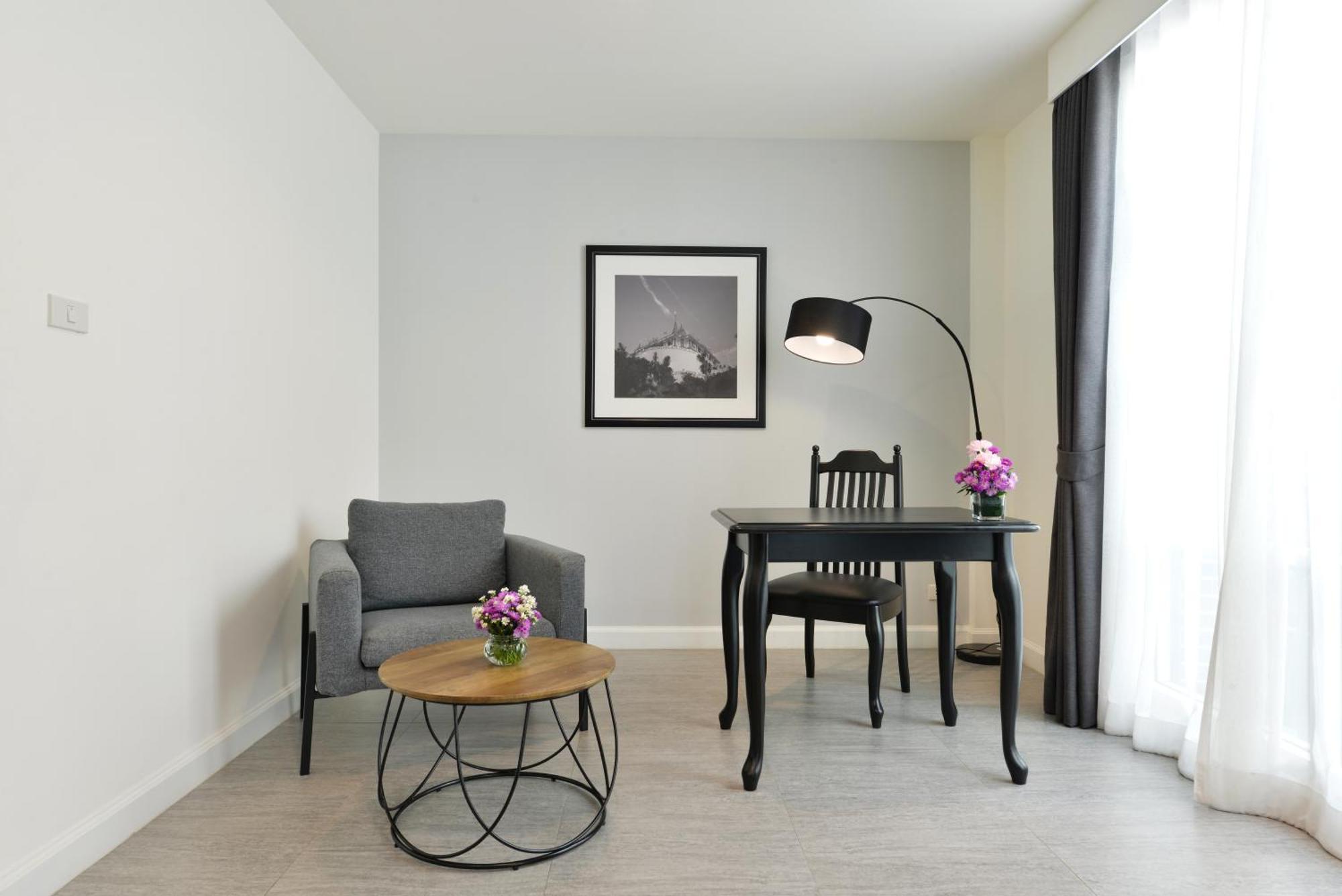 普拉纳科恩别墅酒店–罗莱夏朵 曼谷 外观 照片 A floor lamp