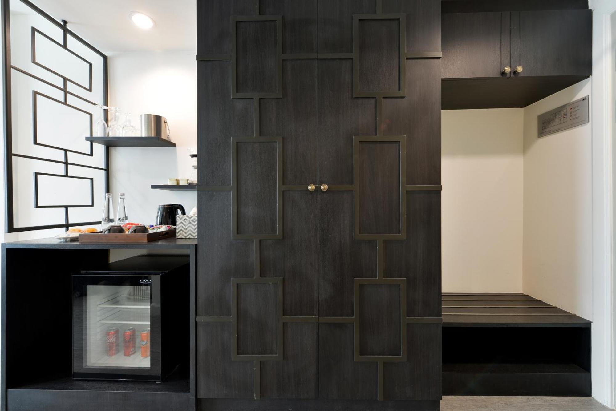 普拉纳科恩别墅酒店–罗莱夏朵 曼谷 外观 照片 A door made of wood