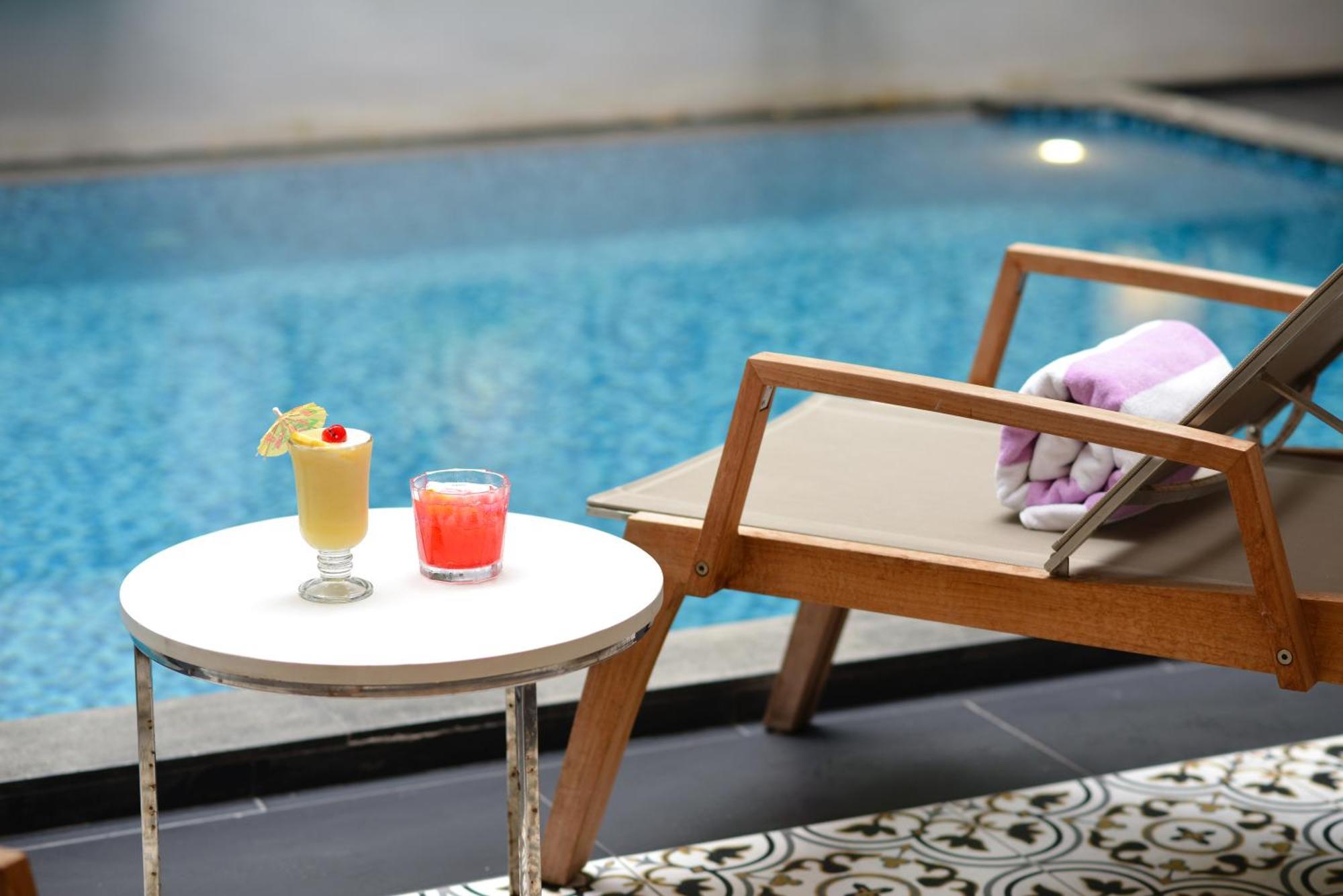 普拉纳科恩别墅酒店–罗莱夏朵 曼谷 外观 照片 Swimming pool at the hotel